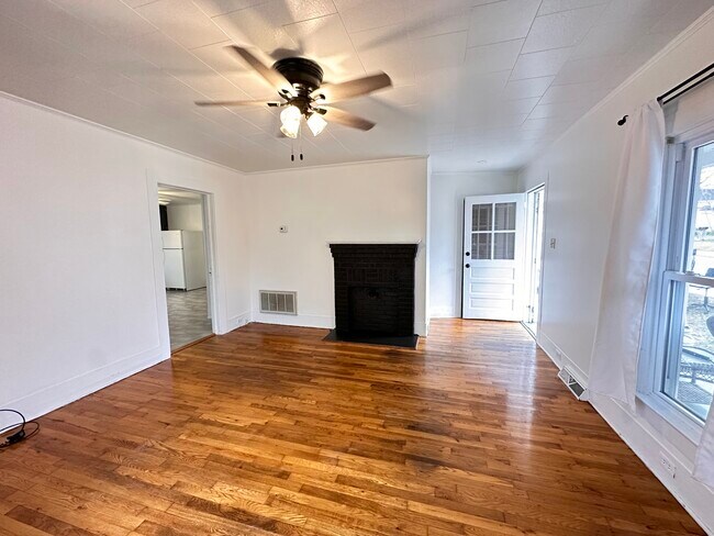 Photo - 219 College St