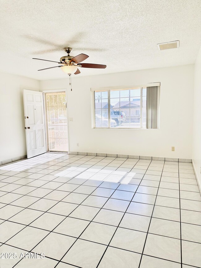 Photo - 936 E 7th Dr