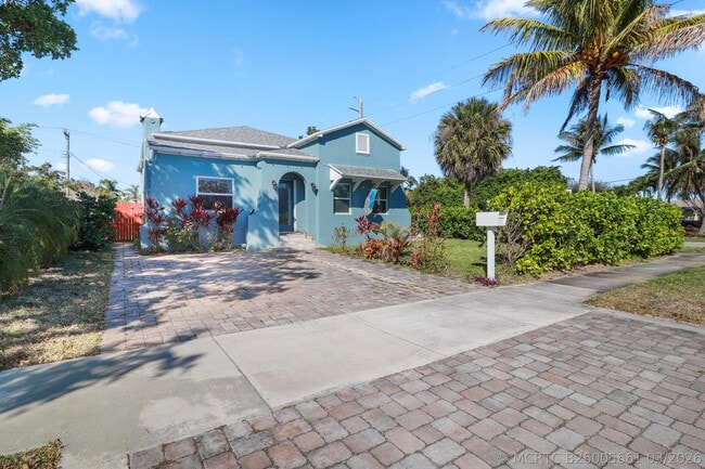 Photo - 301 Hawthorne Dr
