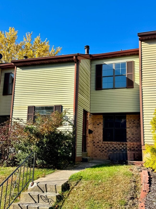 Building Photo - THREE BEDROOM TOWNHOME-PARKLAND SCHOOLS!