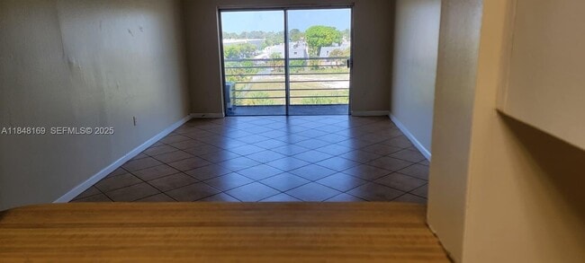 Building Photo - 3710 NW 21st St Unit 411