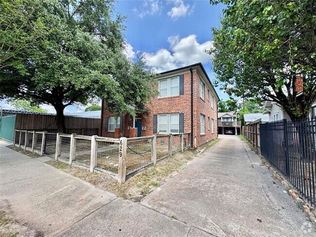 Building Photo - 629 E 11th St Unit 3 Rental