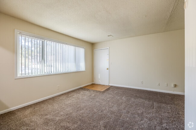 1BR, 1BA - 670SF - Living Room