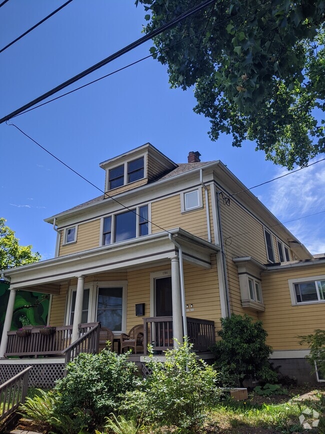 Building Photo - 1704 Southeast Ankeny Street Unit Apt A