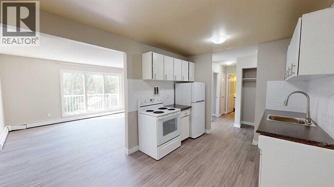Photo - 9807-9108 108 Ave