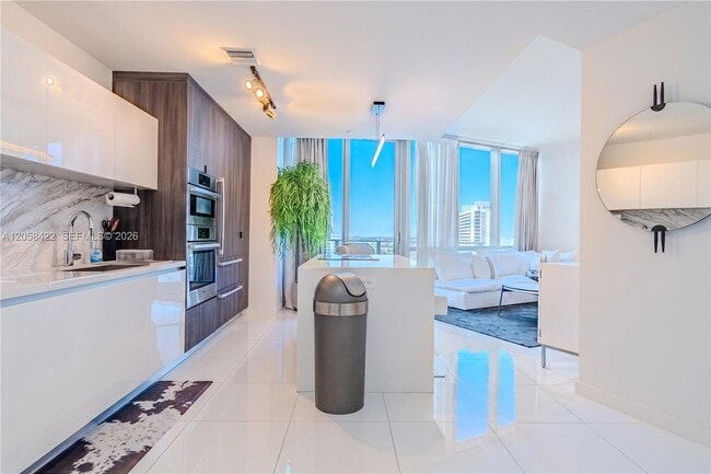 Photo - 851 NE 1st Ave Unidad 1802