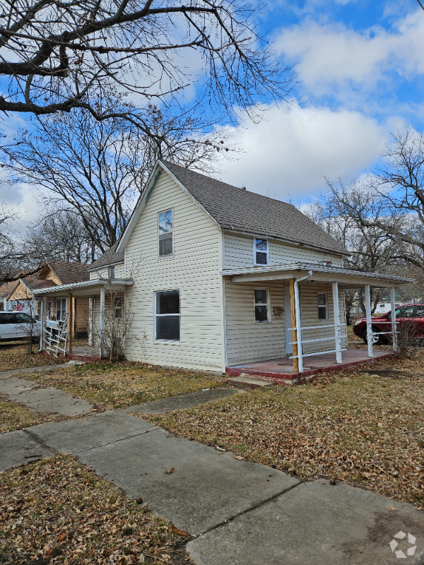 Building Photo - 900 W Locust St Rental