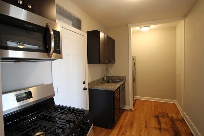 Photo - 2 Bed / 1 Bath Rehabbed Apartment in Hermosa near Fullerton Bus, Restaurants & Shopping. Updated ... Unidad 4406 -3