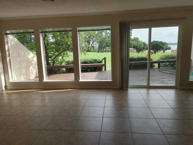 Building Photo - 21 April Hill