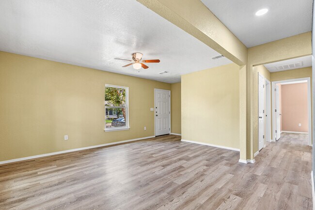 Photo - 906 Attas Ave