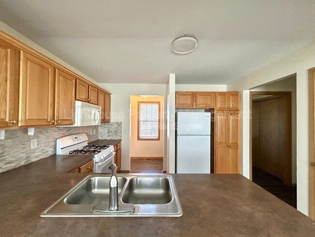 Photo - 2103 Kinnrow Ave NW
