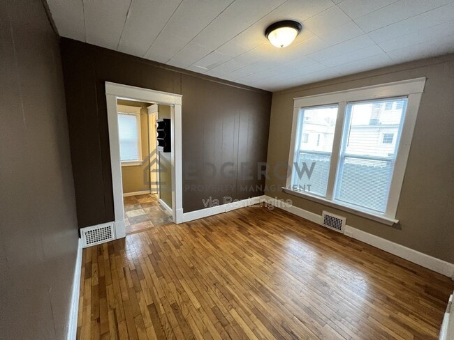 Photo - 1008 Helen St NE