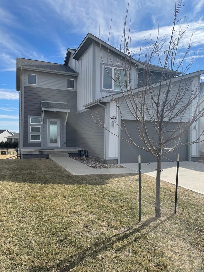 Building Photo - Beautiful newer home in West Des Moines - Waukee School Dist