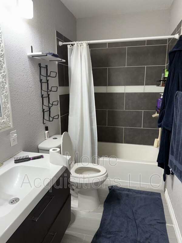 Photo - 1602 N Lockhart St House