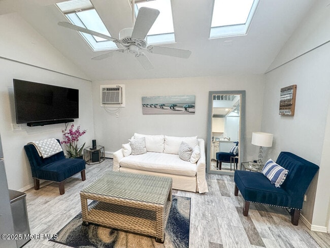 Building Photo - 170 1st Ave Unit 2