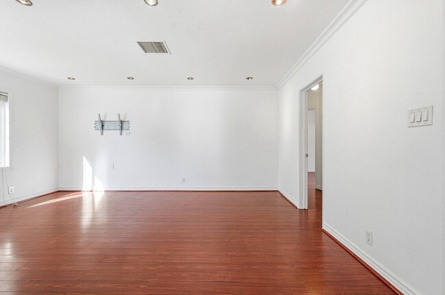 Photo - 6300 Zelzah Ave