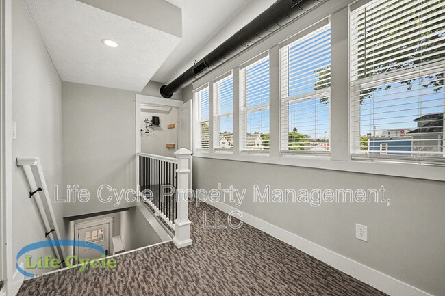 900 Michigan St NE