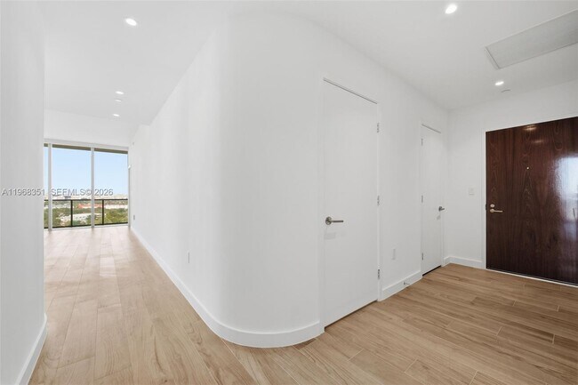 Photo - 2678 Tigertail Ave Unidad 1501