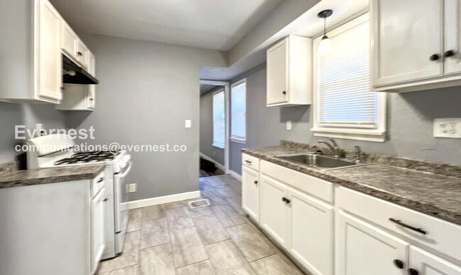 Photo - 1402 E 65th St