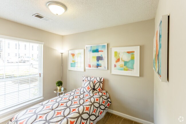 2BR, 1.5 BA - 925 SF