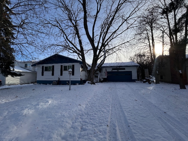 Photo - 822 12th St W