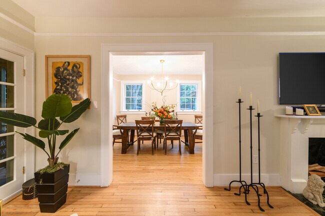 Photo - 617 E 50th St