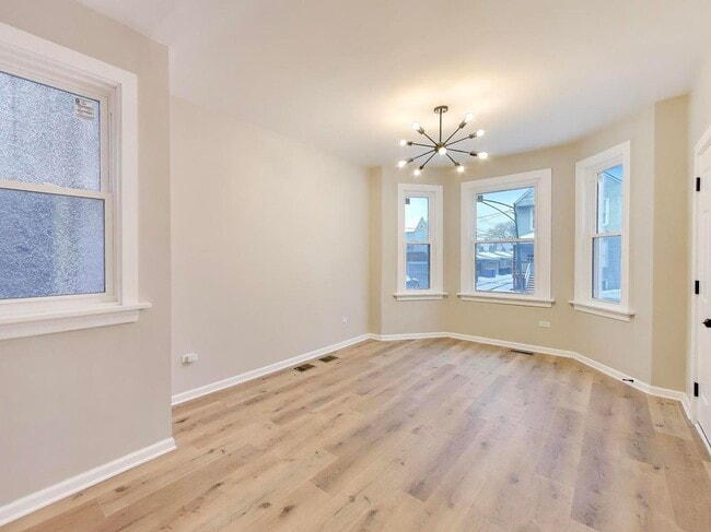 Photo - 4213 W Roscoe St