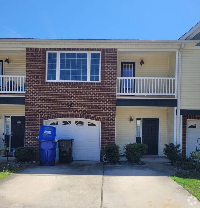 Building Photo - Gorgeous 3 bedroom, 2.5 bath townhome-styl...