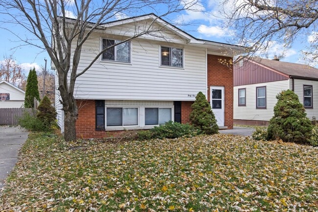 Photo - Hardwood Floors- Large Space - Garage
