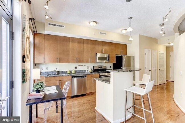 1390 Kenyon St NW Unit 304