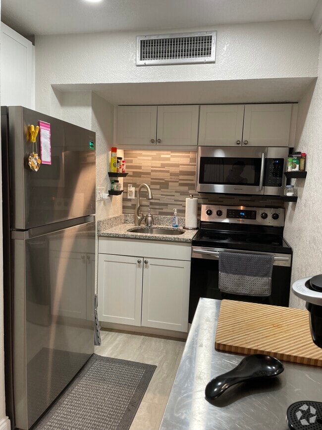 Building Photo - 1200 Colonnades Dr Unit 203 Rental