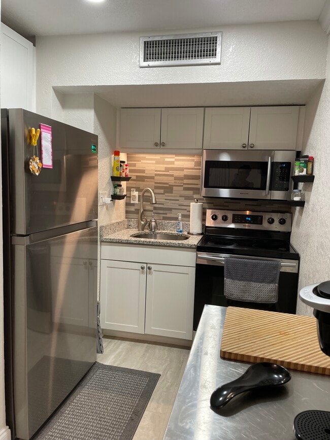Building Photo - 1200 Colonnades Dr Unit 203 Rental