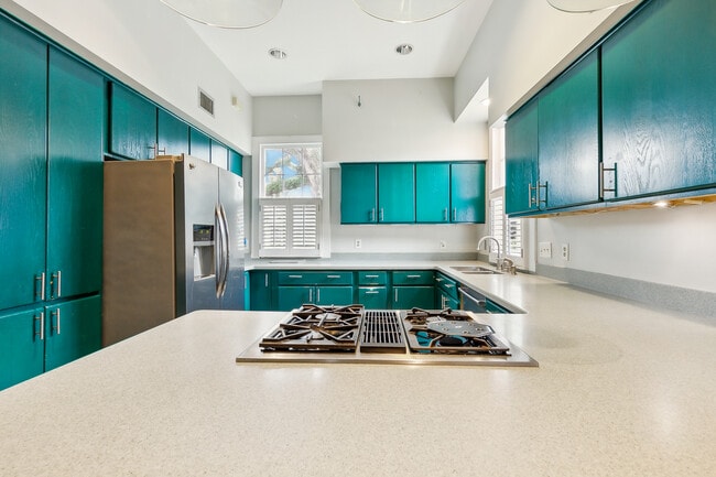 Photo - 523 Turquoise St