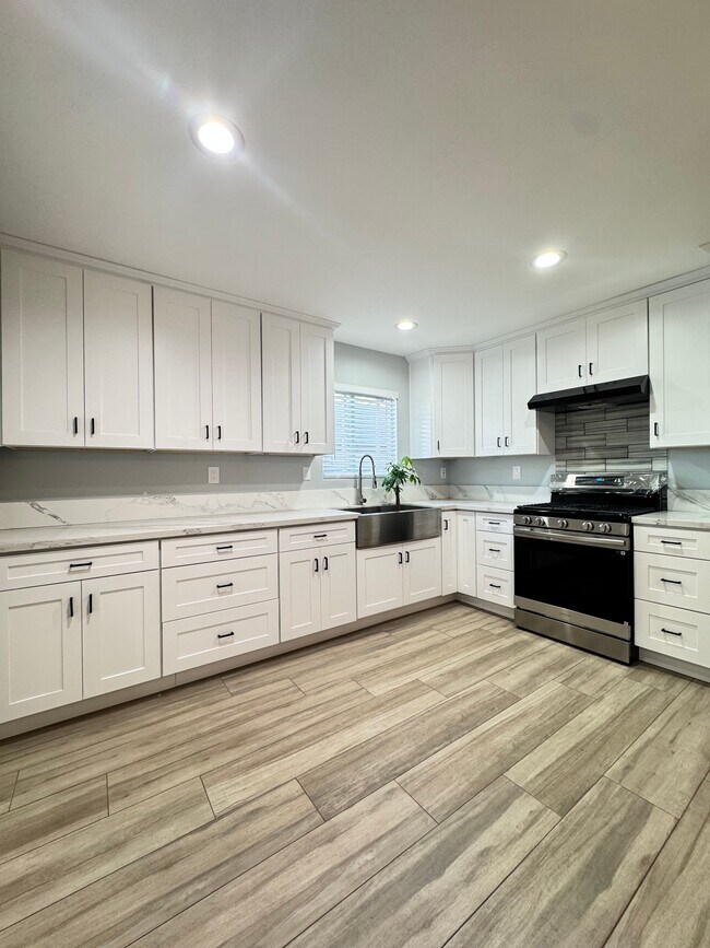 Photo - 1648 W 83rd St