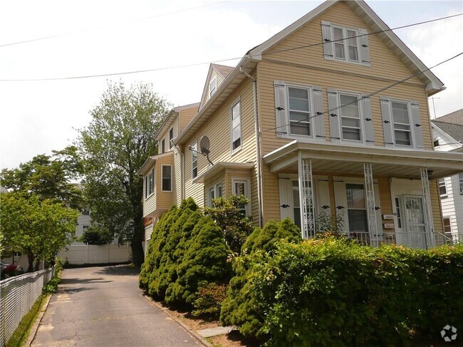 Building Photo - 279 N Washington St Unit Second Floor Rental