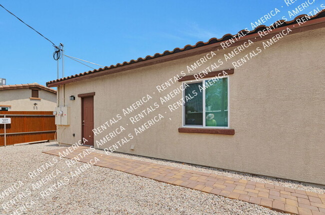 Building Photo - 3727 N Stone Ave Rental
