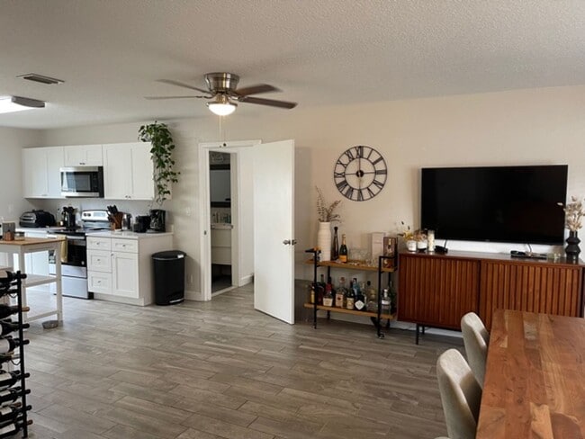Photo - !SPECIAL OFFER! 3 bed/2 bath in downtown Fort Lauderdale Unit 1