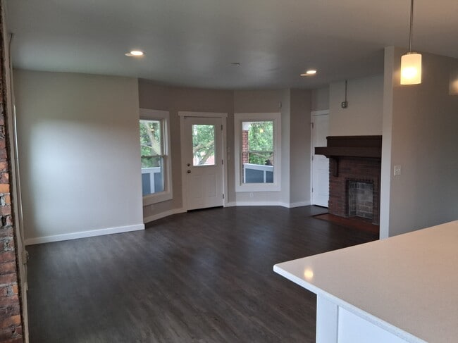 Spacious living area - 517 Lagrange St Unit 2