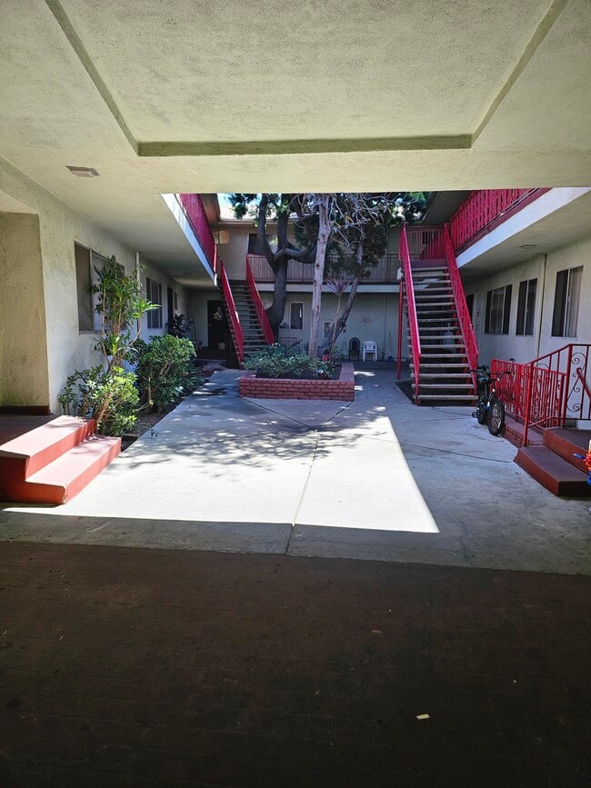 Building Photo - 404 E Hyde Park Blvd Rental