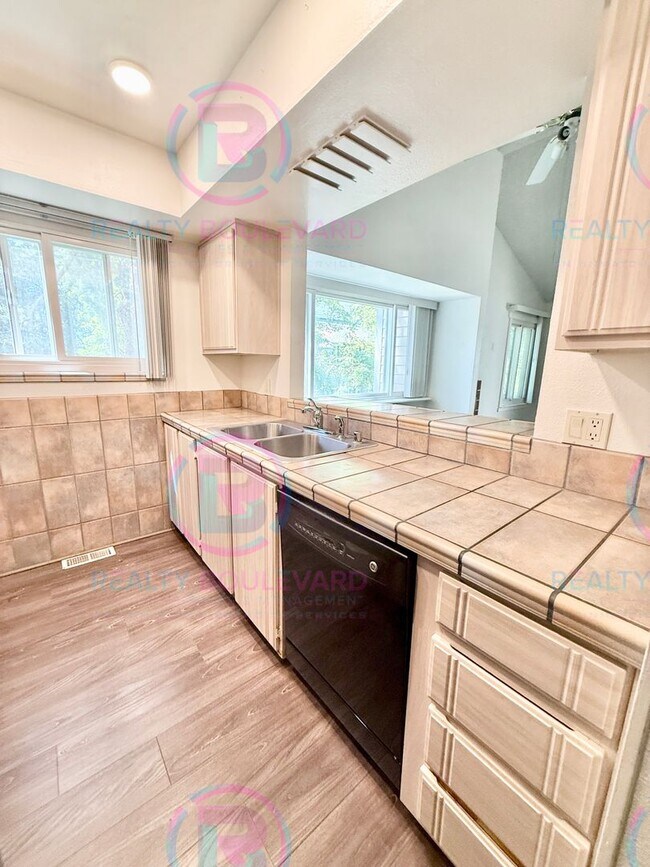 Photo - 1/2 Month free!! This stunning two-bedroom... Casa Adosada