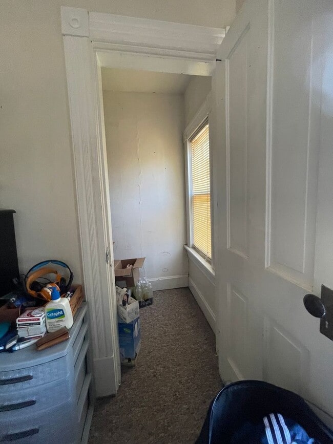 Building Photo - 3 Bedroom Apartment in Great Location. Unit 405
