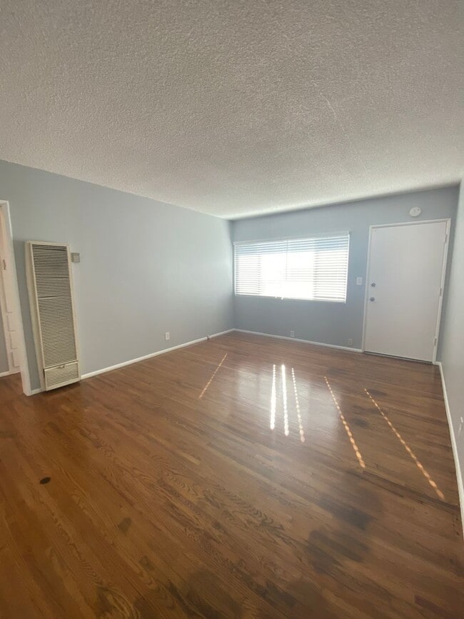 Building Photo - w651 Unit 651