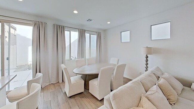 Photo - 29378 Bovenzi Wy