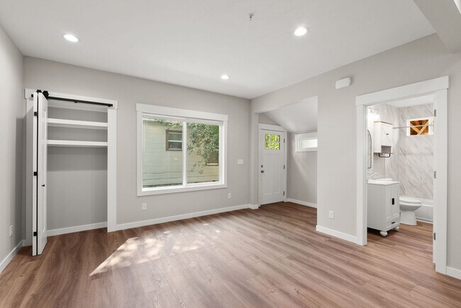 717 W Spofford Ave Unit 102
