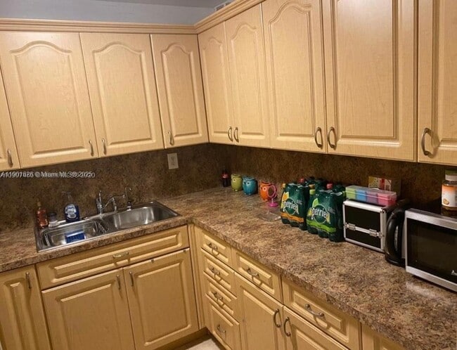Photo - 1305 W 46th St Unit 112