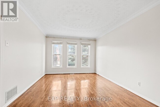 Photo - 61 Dundee Crescent