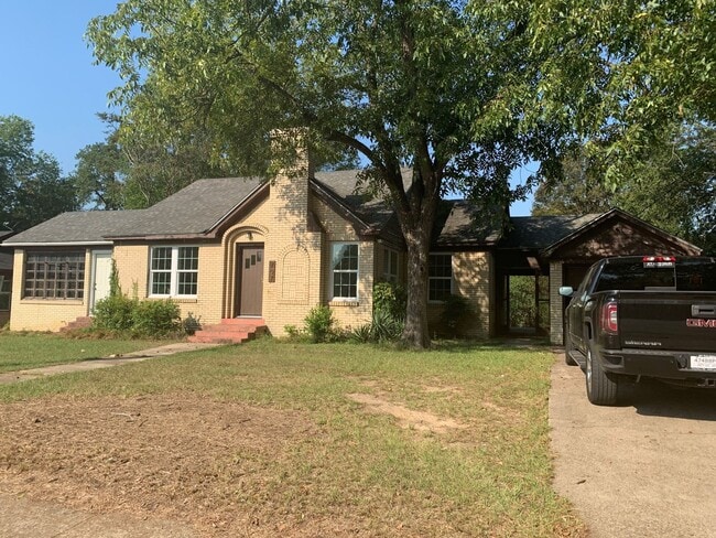 Building Photo - 2/1 with bonus room FENCED YARD PET FRIENDLY