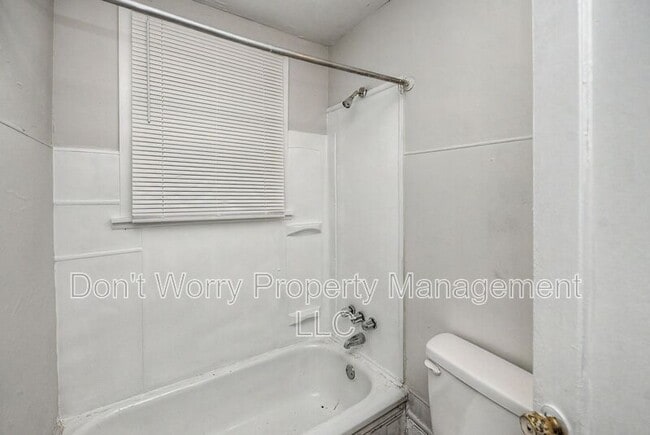 Photo - 402 Winston St