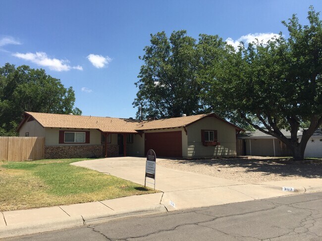 Spacious 3 bedroom House Available NOW! - Spacious 3 bedroom House Available NOW!