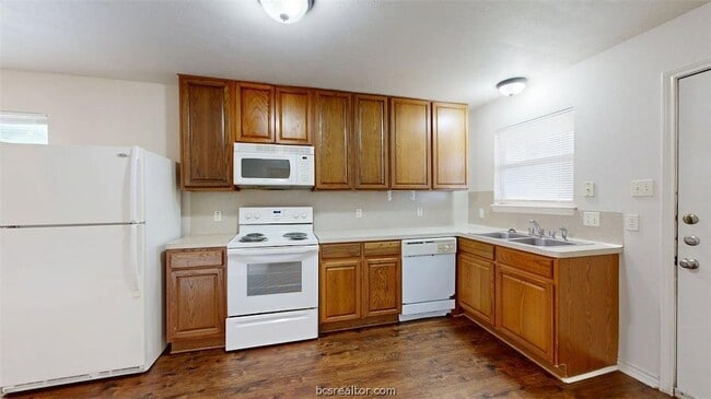Photo - 1915 Pine Tree Dr Unidad B